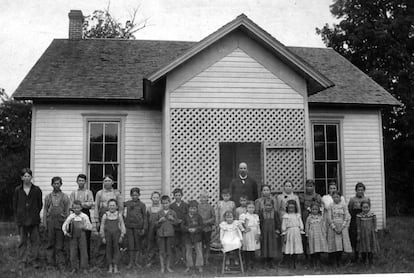 Una escuela en el condado de Parke, en Indiana, en 1898.
