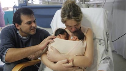 Una madre aplica el método 'madre canguro' a sus gemelos