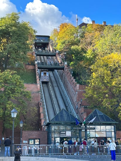 El Funicular de la Colina del Castillo de Budapest o Budavári Sikló.