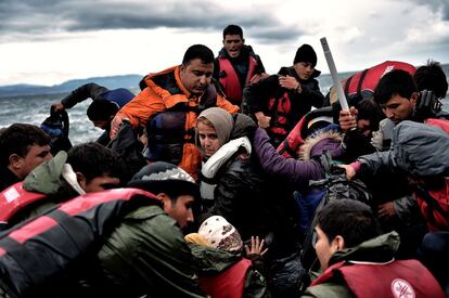 Al menos tres migrantes -dos niños y una mujer- han fallecido cuando su barco ha naufragado frente a la isla griega de Lesbos, el 25 de octubre de 2015. En Lesbos, según datos de la OIM, han llegado en los últimos tres meses unos 2.000 inmigrantes al día.