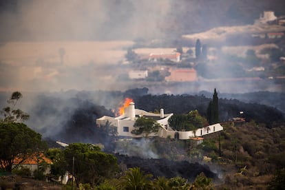 Lava engolfa uma casa em El Paraíso, nesta segunda-feira.