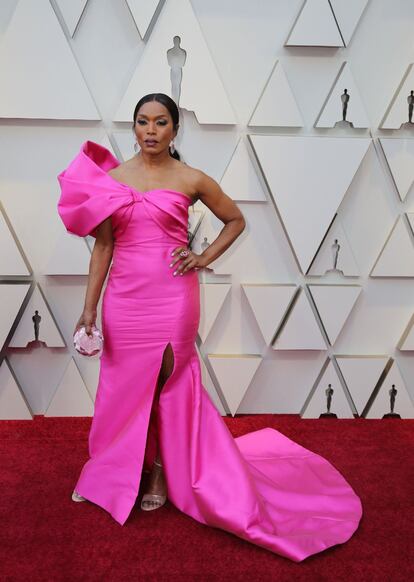 A atriz Angela Bassett, mais uma das que apostaram no rosa total no Oscar 2019. 