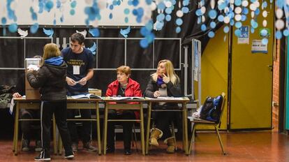 Mesa de votação em escola de Buenos Aires