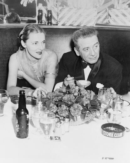 El productor Leland Hayward y Nancy Gross, en el Stork Club de Nueva York. 