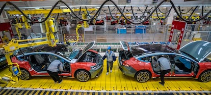 Empleados de Dayun Auto trabajan en el taller de ensamblaje de vehículos en Yuncheng, provincia de Shanxi, China. 