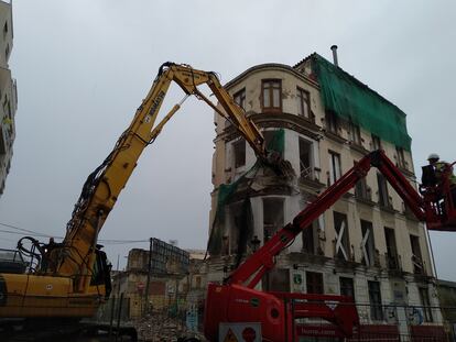 Demolición del palacete de los condes de Benahavís, más conocido como La mundial, en Málaga, en marzo de 2019.