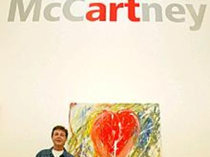 Sir Paul McCartney expone su pintura abstracta en una galería de Liverpool