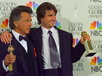 Dustin Hoffman y Tom Cruise, tras conseguir el Globo de Oro en 1997.