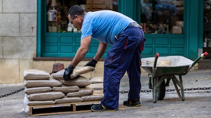 Un albañil trabaja en una calle de Toledo.