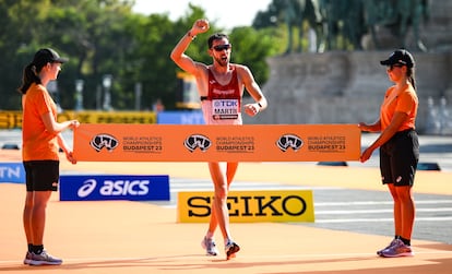  Álvaro Martín, antes de cruzar la meta  de los 35 km marcha de los Mundiales de Budapest.