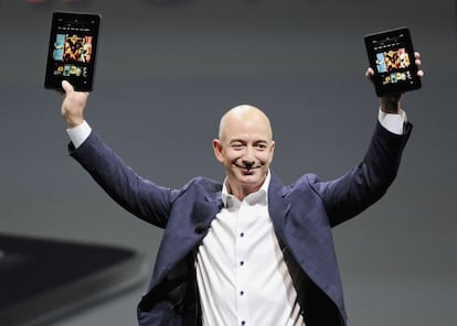 Jeff Bezos, consejero delegado de Amazon, presenta el Kindle