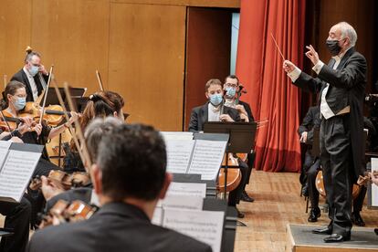 Momento del concierto de la Real Filharmonía en homenaje a López Calo.