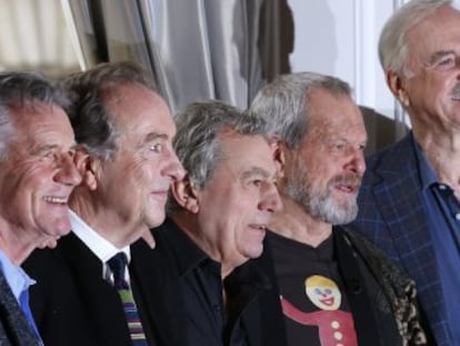 Los cinco miembros del grupo británico de humor Monty Python