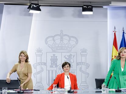 La ministra de Transportes, Raquel Sánchez; la portavoz, Isabel Rodríguez, y la de Educación, Pilar Alegría, tras el Consejo de Ministros.