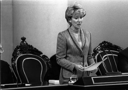 La presidenta del Senado Esperanza Aguirre durante la lectura de su discurso en el día de su investidura, el 9 de febrero de 1999.