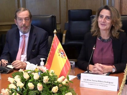 La vicepresidenta tercera y ministra española de Transición ecológica y Reto Demográfico, Teresa Ribera, junto al embajador español en Argelia, Fernando Morán, este miércoles en Argel.