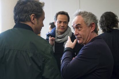 El cocinero Ferrán Adriá conversa con los hermanos Sergio y Javier Torres antes de firmar libros durante la tradicional fiesta de Sant Jordi.