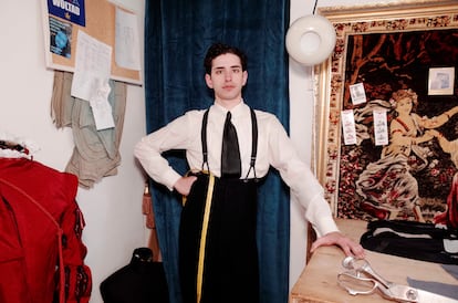 Mario Vidal, vestido con un traje suyo, fotografiado para ICON en el estudio-taller de su casa de Madrid .