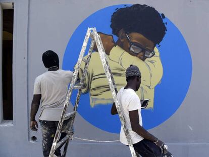 Miembros del colectivo de grafiteros senegaleses RBS CREW, han iniciado una campaña gráfica informativa sobre el coronavirus en la universidad Cheikh Anta Diop de Dakar.