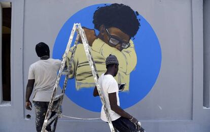 Miembros del colectivo de grafiteros senegaleses RBS CREW, han iniciado una campaña gráfica informativa sobre el coronavirus en la universidad Cheikh Anta Diop de Dakar.