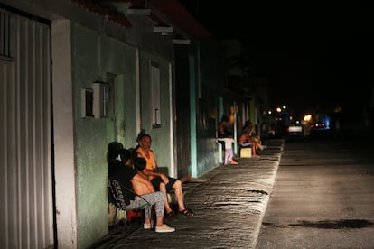 Los vecinos hablan en la calle en la ciudad de Barquisimeto, Venezuela. 