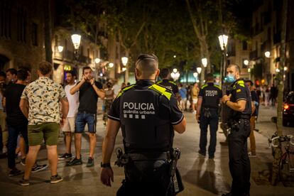 La policía de la Guardia Urbana interviene en un botellón en el Born, el pasado mes de julio.