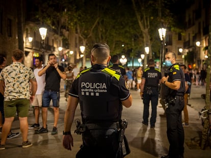 La policía de la Guardia Urbana interviene en un botellón en el Born, el pasado mes de julio.