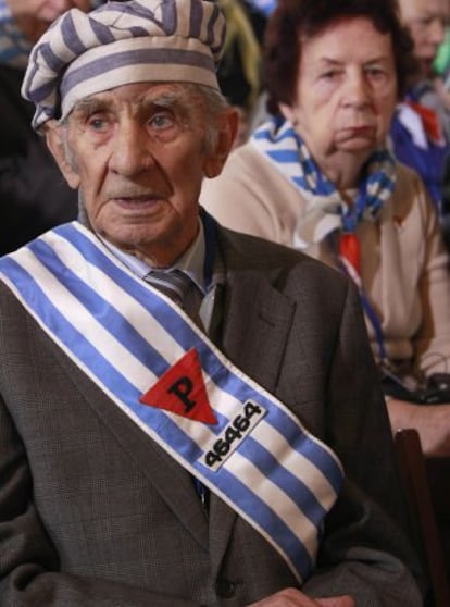Supervivientes del holocausto, en una ceremonia celebrada este miércoles en el campo nazi de Auschwitz.