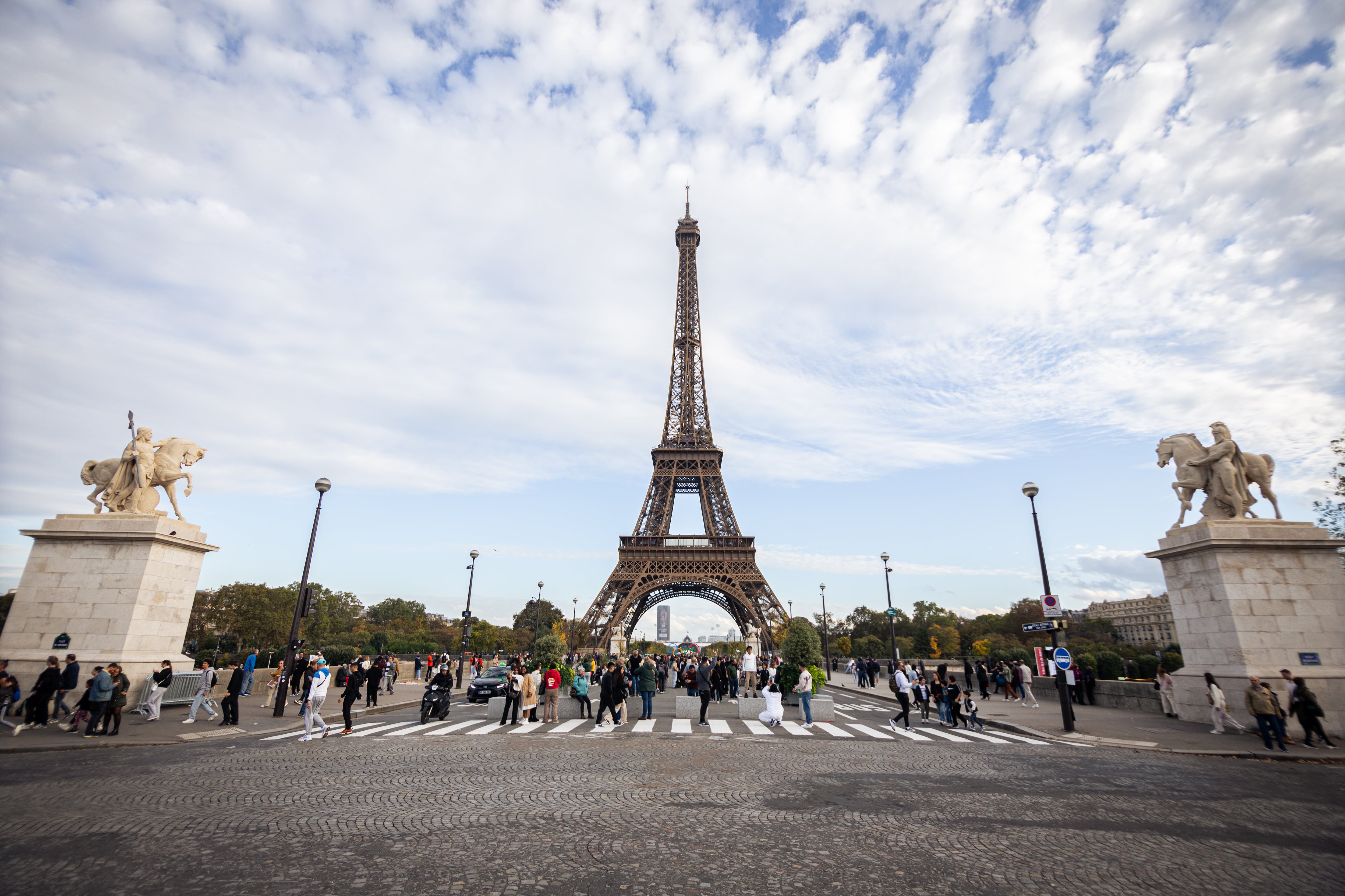 Una de las calles cercanas a la Torre Eiffel de París, cortada al tráfico.