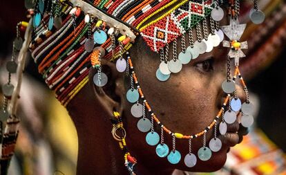 Un bailarín de la tribu Rendille durante la ceremonia de inauguraición del XI Festival Cultural Marsabit-Lago Turkana en Nairobi, Kenia.