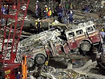 Los servicios de rescate retiran un camión sinistrado tras el colapso de las torres gemelas.