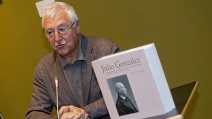 Tomás Llorens, junto al catálogo razonado de la obra de Julio González.
