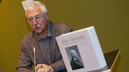 Tom&aacute;s Llorens, junto al cat&aacute;logo razonado de la obra de Julio Gonz&aacute;lez.