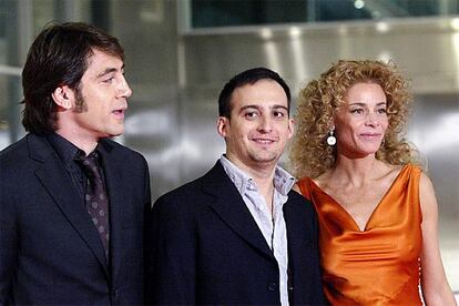 Los actores Javier Bardem y Belén Rueda arropan a Alejandro Amenabar, director de <i>Mar adentro</i>.