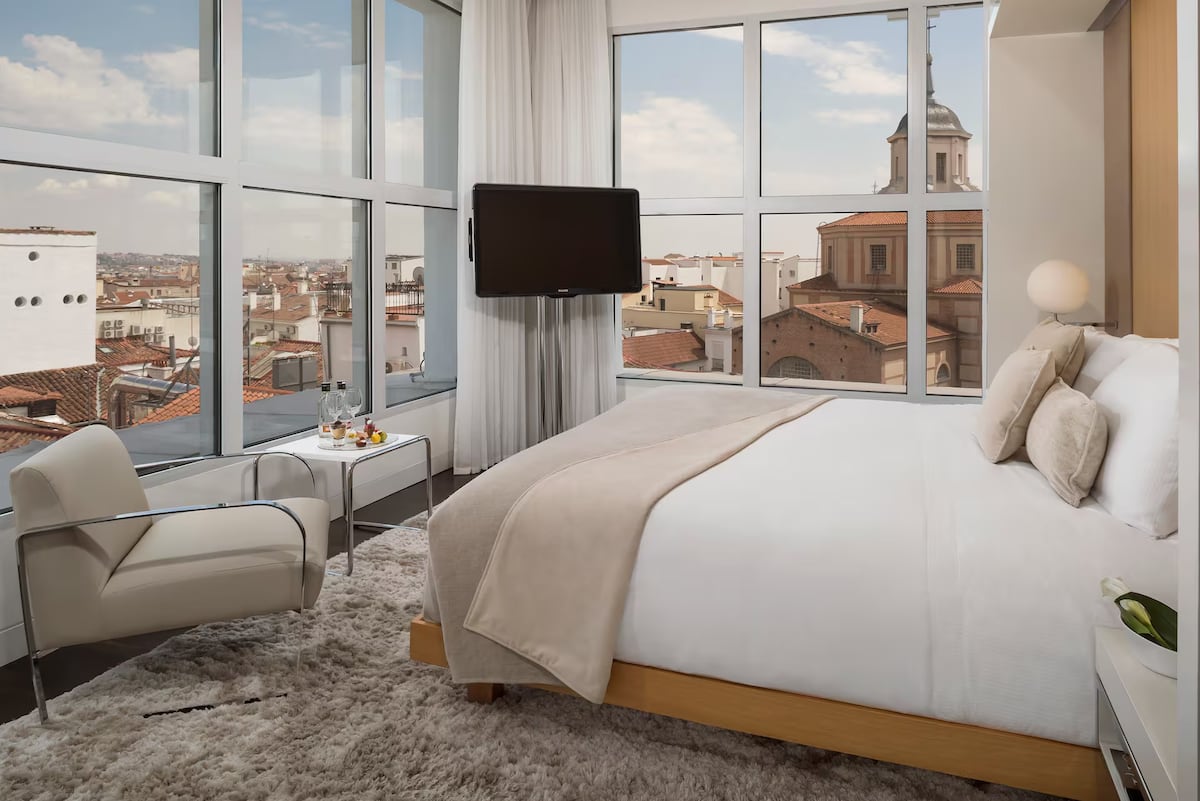 Camas desde 100 euros y cubiertos a 50 céntimos: los objetos en venta del hotel ME Madrid Reina Victoria