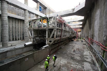 La tuneladora Dulcinea, la más grande del mundo en su momento, excava el túnel sur en las obras de soterramiento de la M-30, el 14 de octubre de 2005.