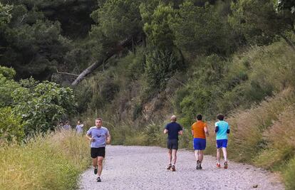 Gente corriendo en la carretera de les Aigües.