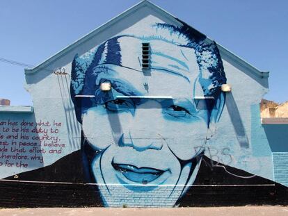 Retratop de Nelson Mandela en una fachada de Ciudad del Cabo, en Sudáfrica.