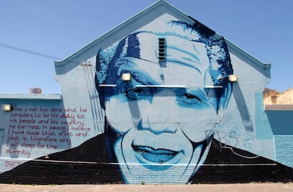 Retratop de Nelson Mandela en una fachada de Ciudad del Cabo, en Sudáfrica.