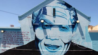 Retratop de Nelson Mandela en una fachada de Ciudad del Cabo, en Sudáfrica.