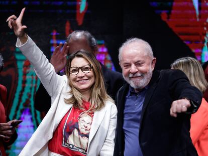 Luiz Inacio Lula da Silva y su esposa Rosangela da Silva saludan a sus seguidores  el 2 de octubre de 2022 en Sao Paulo, Brasil.