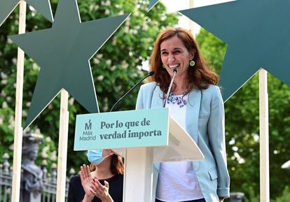 La candidata de Más Madrid, Mónica García, en el acto de cierre de campaña este domingo en la madrileña Cuesta de Moyano.