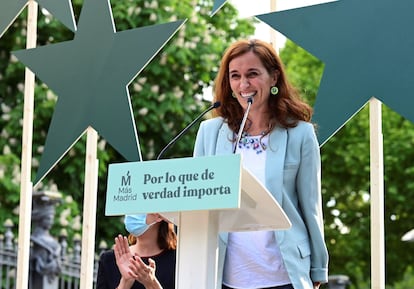 La candidata de Más Madrid, Mónica García, en el acto de cierre de campaña este domingo en la madrileña Cuesta de Moyano.