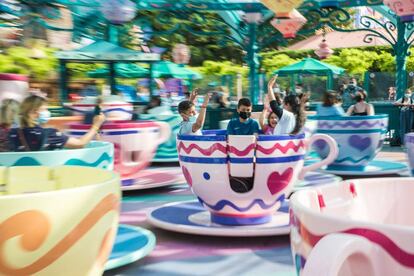 La atracción Las Tazas del Sombrerero Loco el día de la reapertura de Disneyland Paris.