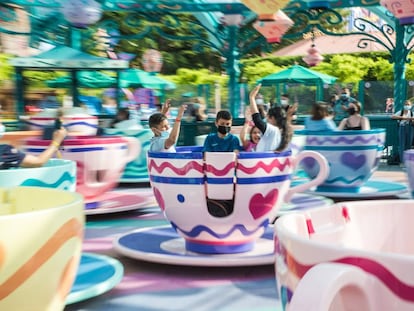 La atracción Las Tazas del Sombrerero Loco el día de la reapertura de Disneyland Paris.