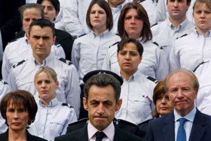 Nicolas Sarkozy, en el centro y rodeado de agentes de la comisaría a la que pertenecía el policía asesinado por ETA.