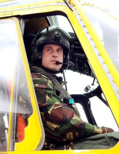 El príncipe Guillermo de Inglaterra, a los mandos de un helicóptero durante un ejercicio de entrenamiento.