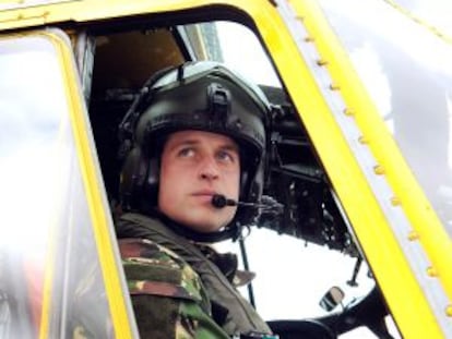 El príncipe Guillermo de Inglaterra, a los mandos de un helicóptero durante un ejercicio de entrenamiento.