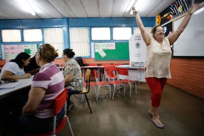 Uma mulher comemora depois de votar em uma escola, em Ceilândia, Brasília.