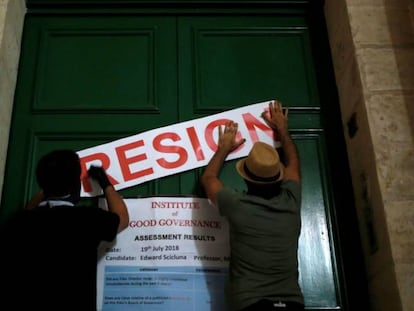 Activistas de Resistenza Malta ponen un cartel en el Ministerio de Finanzas del pa&iacute;s, protestando por la escasa lucha contra el blanqueo del Gobierno.